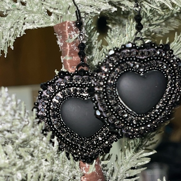 Black Heart Beaded Earrings - Picture 3 of 3